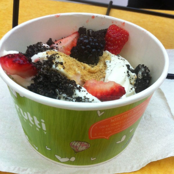 2/7/2013 tarihinde Amandaziyaretçi tarafından Tutti Frutti Frozen Yogurt'de çekilen fotoğraf