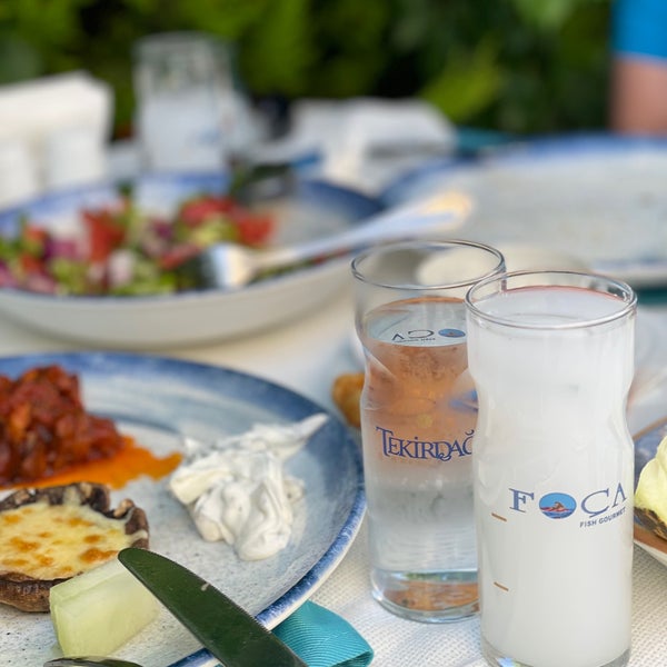 Foto diambil di Foça Fish Gourmet oleh Tunay Yıldız pada 6/19/2022