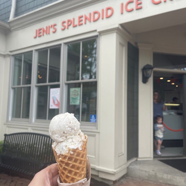 Photo taken at Jeni&#39;s Splendid Ice Creams by NaDo M. on 5/28/2022