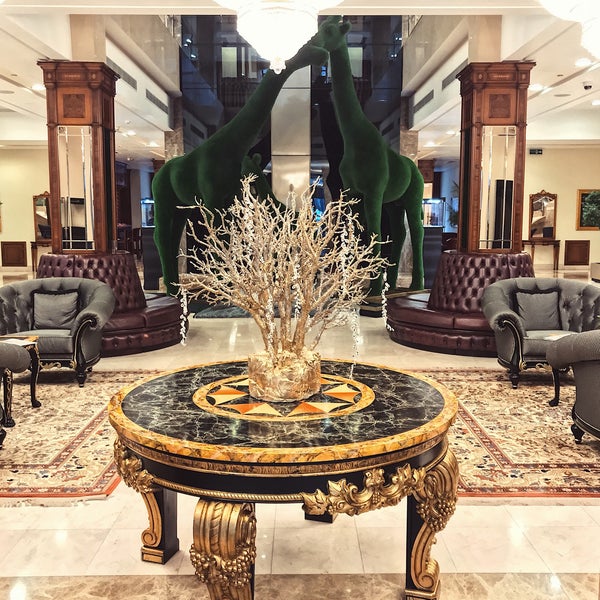 Das Foto wurde bei Grand Hotel Polyana von Oxana I. am 11/18/2017 aufgenommen