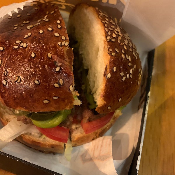 10/23/2019 tarihinde Masoud V.ziyaretçi tarafından Route Burger House'de çekilen fotoğraf