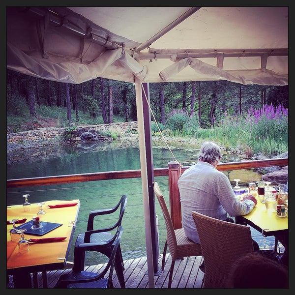 acceder en camping car au restaurant petanque poulet bicyclette