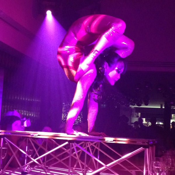 รูปภาพถ่ายที่ Circus โดย Becky H. เมื่อ 12/8/2014
