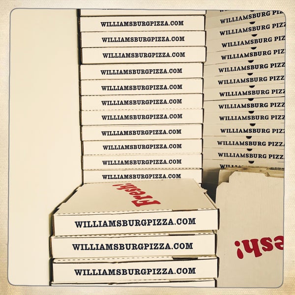 รูปภาพถ่ายที่ Williamsburg Pizza โดย Alice B. เมื่อ 11/10/2017