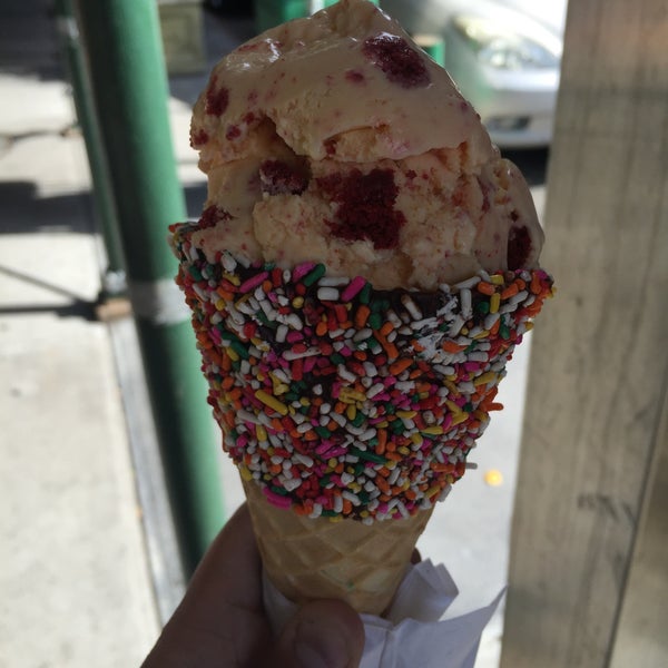 Photo taken at Emack &amp; Bolio&#39;s Ice Cream by Alfred C. on 9/27/2015