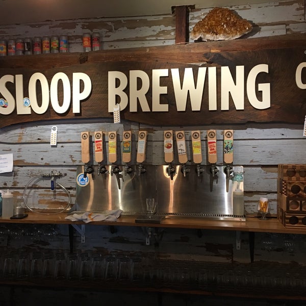 Foto tirada no(a) Sloop Brewing @ The Barn por Crim T. em 8/25/2018
