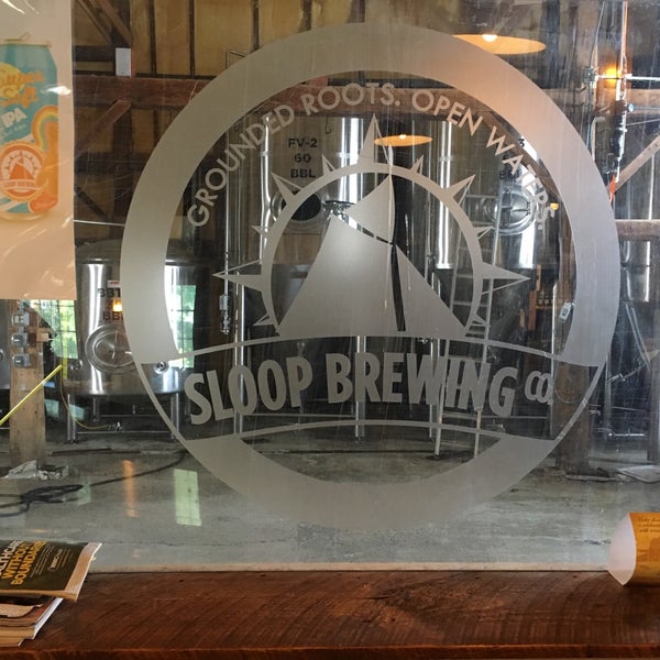 Foto diambil di Sloop Brewing @ The Barn oleh Crim T. pada 8/25/2018
