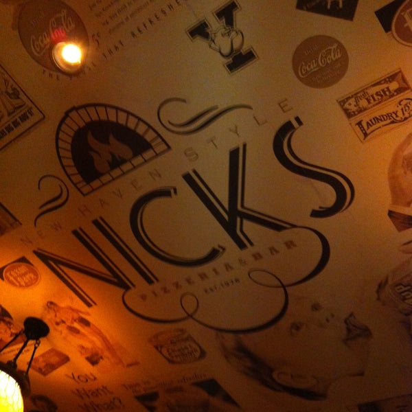 Foto tomada en Nick&#39;s New Haven Style Pizzeria and Bar  por Bobby B. el 5/13/2013