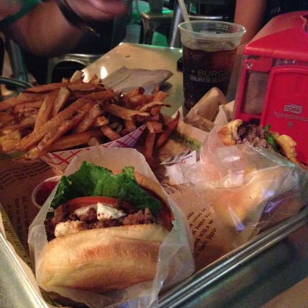 Foto tomada en BurgerFi  por Nxr el 6/16/2014