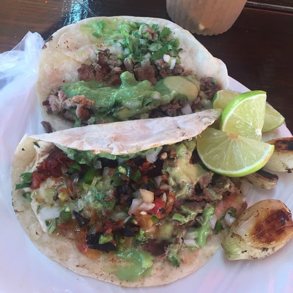 รูปภาพถ่ายที่ Tacos El Bronco โดย Abel V. เมื่อ 6/4/2017