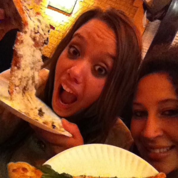 4/14/2013에 Jessica P.님이 Two Fisted Mario&#39;s Pizza에서 찍은 사진