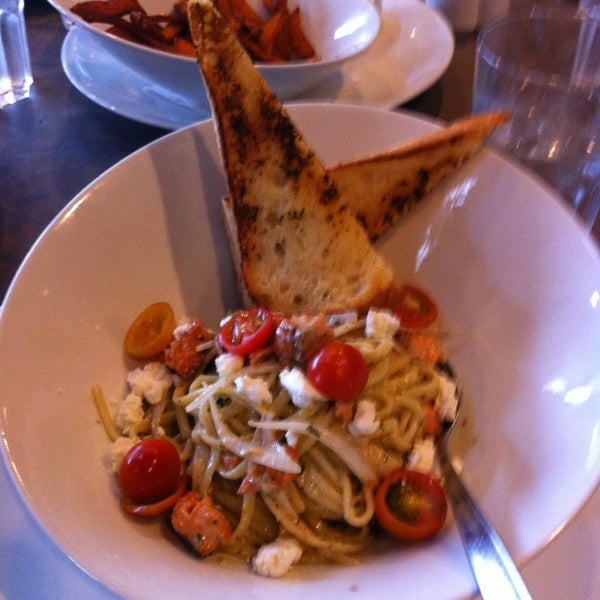 รูปภาพถ่ายที่ Cravings Restaurant + Lounge โดย Jessica P. เมื่อ 5/18/2013