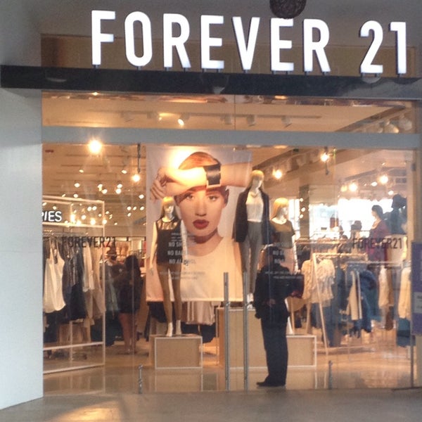 Photo taken at Forever 21 by MaRiel W. on 11/16/2014