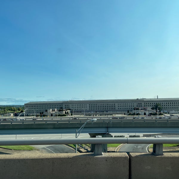 Foto diambil di The Pentagon oleh Titi P. pada 7/18/2021