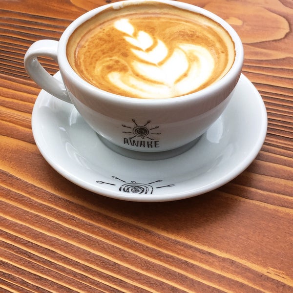 รูปภาพถ่ายที่ Awake Coffee &amp; Espresso โดย Fulya D. เมื่อ 5/12/2018