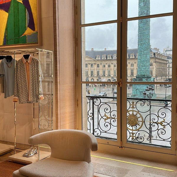 Paris : la boutique Louis Vuitton sur les Champs-Élysées métamorphosée par  l'installation hallucinante de l'artiste Yayoi Kusama