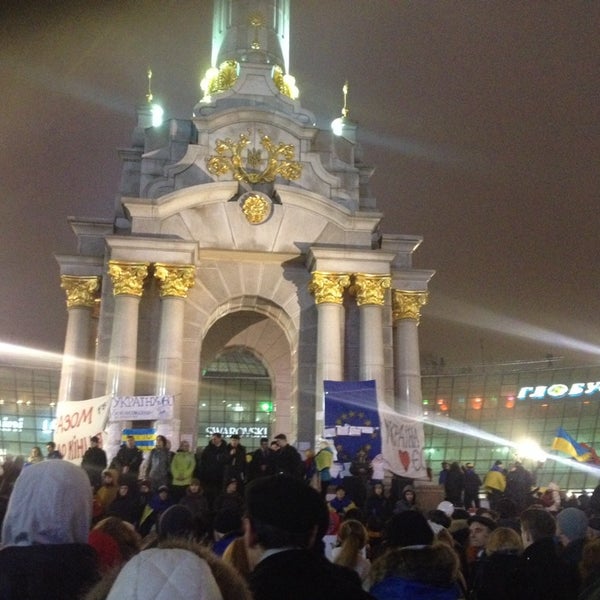 11/24/2013 tarihinde Ludmila K.ziyaretçi tarafından Євромайдан'de çekilen fotoğraf