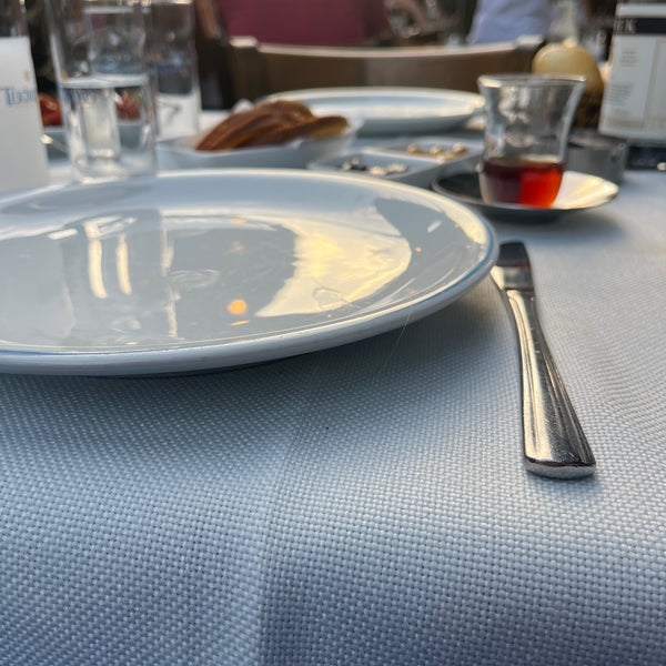 Das Foto wurde bei Cunda Balık Restaurant von N ⭐️ D 🪞 am 8/17/2023 aufgenommen