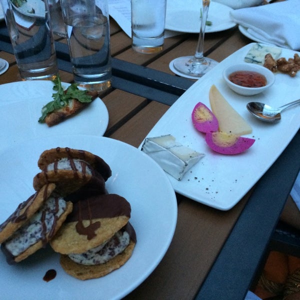 Das Foto wurde bei Marin Restaurant &amp; Bar von Calline C. am 7/19/2014 aufgenommen