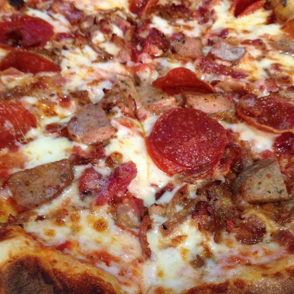 4/11/2013に⭐Whitty G.がCarluccio&#39;s Coal Fired Pizzaで撮った写真