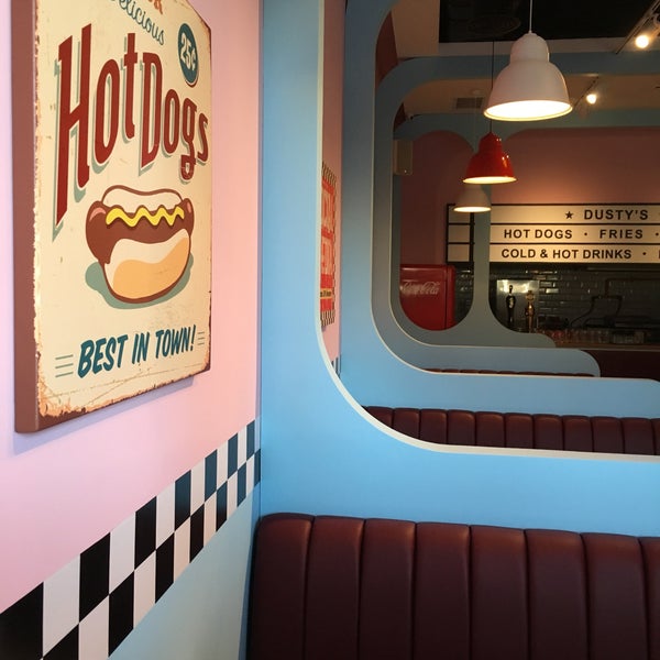 Foto diambil di Dusty’s Hot Dogs &amp; Coldies oleh Ustuner U. pada 7/16/2019
