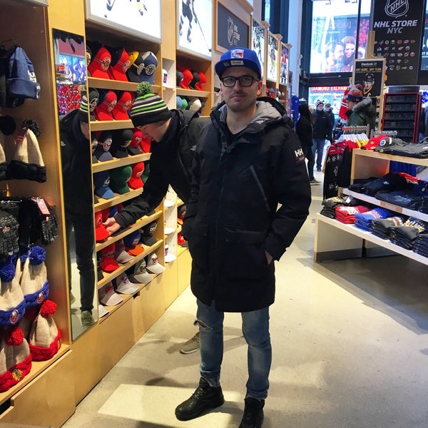 Das Foto wurde bei NHL Store NYC von Dita am 12/29/2017 aufgenommen