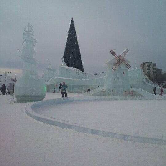 Ледовый городок пермь 2022 на эспланаде. Пермь елка на эспланаде 2023. Эспланада пермь 2023. Эспланада ледовый городок. Эспланада ледовый городок.