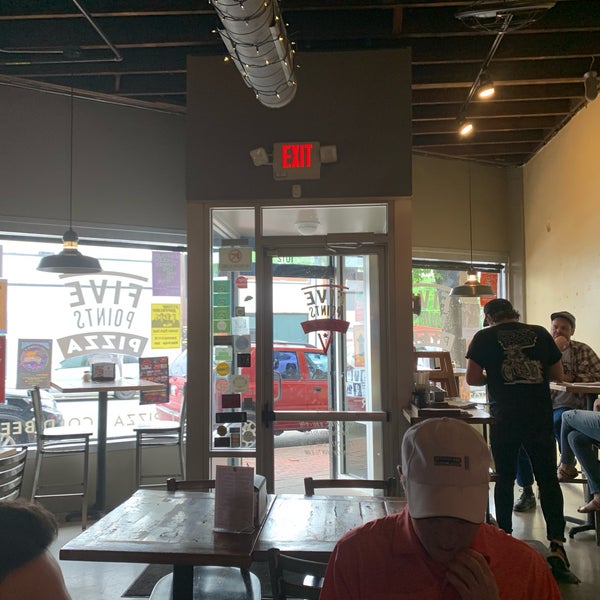 5/3/2019 tarihinde David J.ziyaretçi tarafından Five Points Pizza'de çekilen fotoğraf