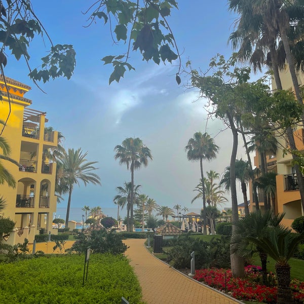 Foto diambil di Marriott&#39;s Marbella Beach Resort oleh Mohanad H. pada 6/15/2022