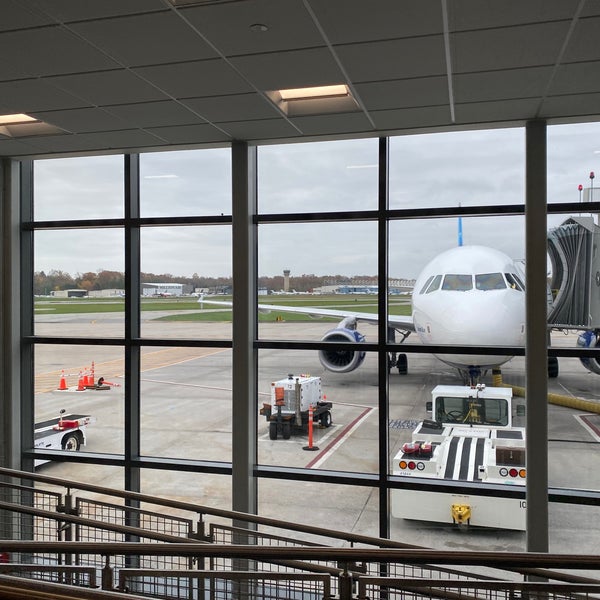 รูปภาพถ่ายที่ Westchester County Airport (HPN) โดย Jay Z. เมื่อ 11/6/2022
