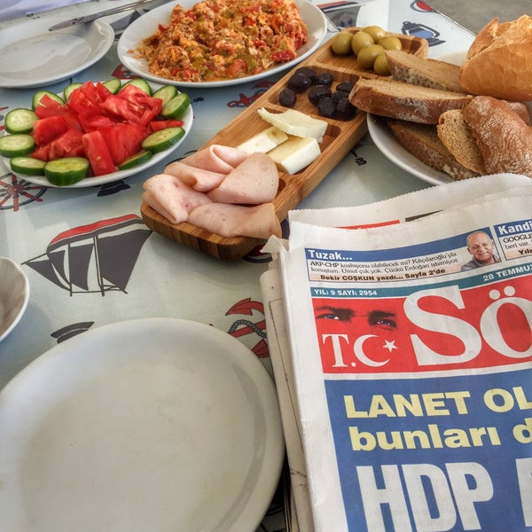 Das Foto wurde bei Cafe Az Şekerli von Sema Kır Y. am 7/28/2015 aufgenommen