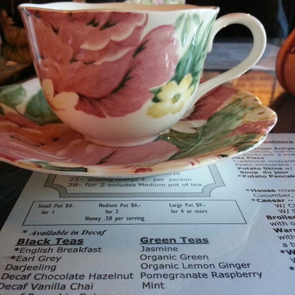 รูปภาพถ่ายที่ The Pandorica (Cup and Saucer Tea Room) โดย Rob D. เมื่อ 10/26/2013