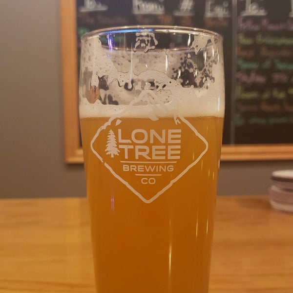 Foto tirada no(a) Lone Tree Brewery Co. por Jill N. em 10/14/2019