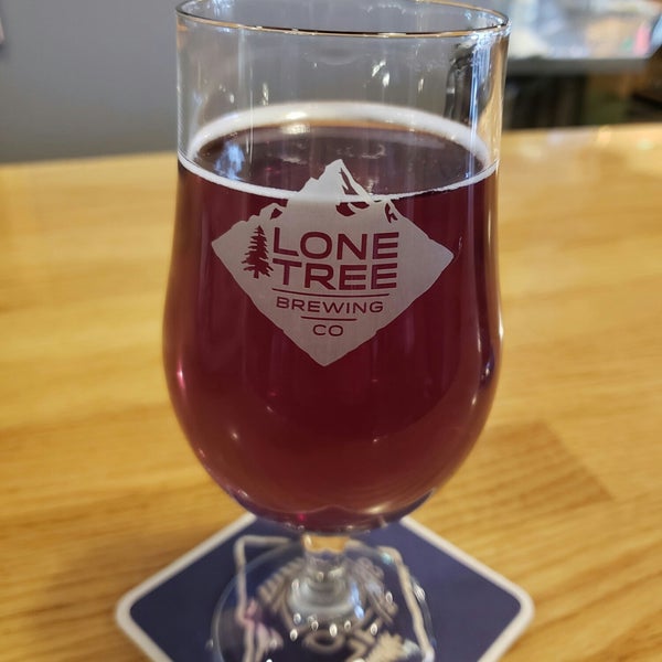 Foto tirada no(a) Lone Tree Brewery Co. por Jill N. em 10/8/2018