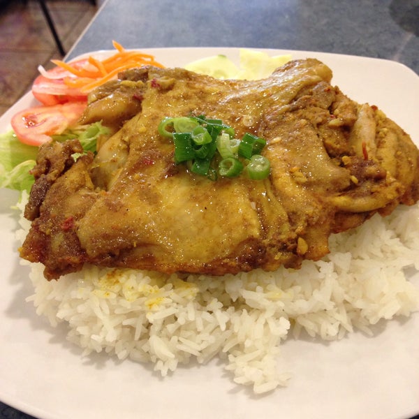 Foto diambil di New Dong Khanh Restaurant oleh Bryan pada 10/16/2015