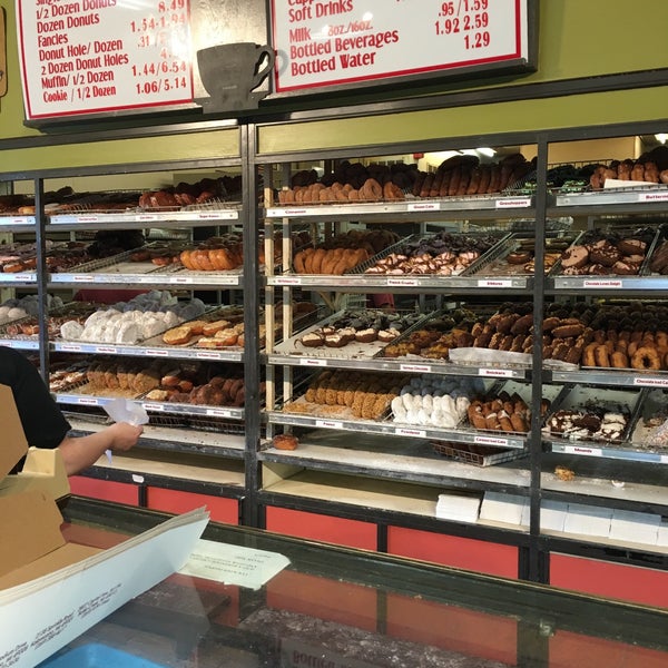 6/18/2016 tarihinde Amy A.ziyaretçi tarafından Sweetwater&#39;s Donut Mill'de çekilen fotoğraf