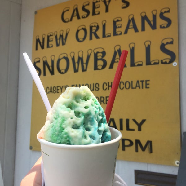 รูปภาพถ่ายที่ Casey&#39;s New Orleans Snowballs โดย Taylor S. เมื่อ 6/23/2017