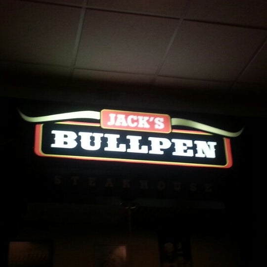 Foto tirada no(a) Jack&#39;s Bullpen Steakhouse por Nickolas O. em 1/26/2013