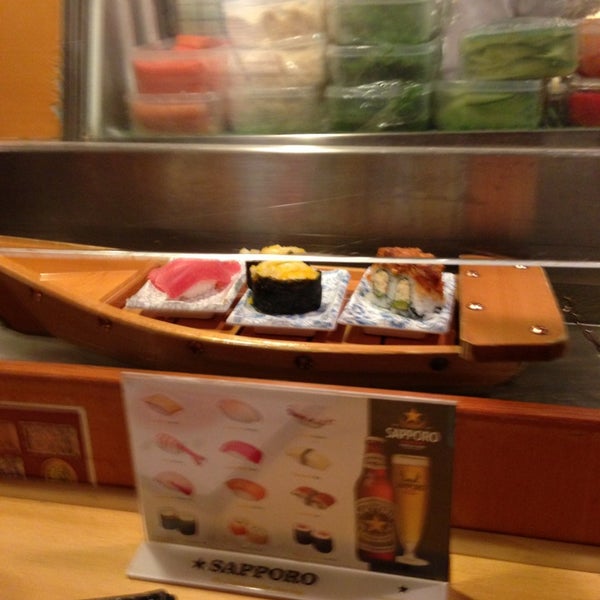 Das Foto wurde bei Sushi Boat von Joe M. am 2/28/2013 aufgenommen