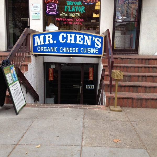 Photo prise au Mr. Chen&#39;s Organic Chinese Cuisine par Russ P. le12/4/2013