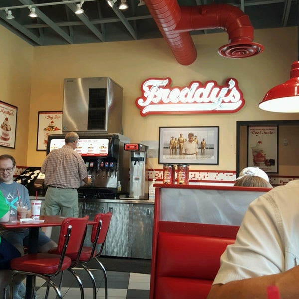 Photo taken at Freddy&#39;s Frozen Custard &amp; Steakburgers by Kay W. on 7/31/2021