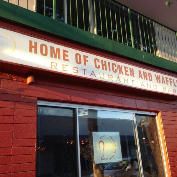 Foto scattata a Home of Chicken and Waffles da Ryan F. il 7/22/2013