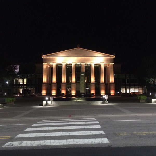 Foto tirada no(a) Raleigh Memorial Auditorium por Andrew K. em 9/13/2016