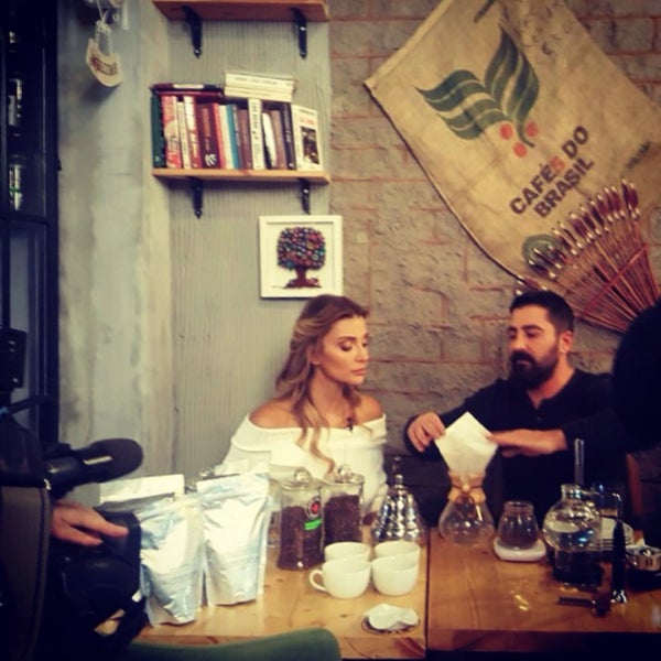 Photo prise au Cafe Noir Beşiktaş par Taner K. le10/27/2016