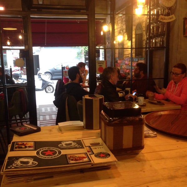 10/30/2016 tarihinde Taner K.ziyaretçi tarafından Cafe Noir Beşiktaş'de çekilen fotoğraf