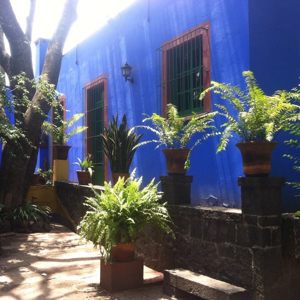 Foto diambil di Museo Frida Kahlo oleh Chrys D. pada 4/27/2013