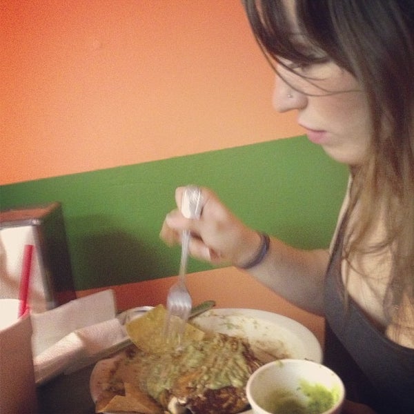 Foto diambil di Dos Burritos Mexican Restaurant oleh George B. pada 1/25/2013