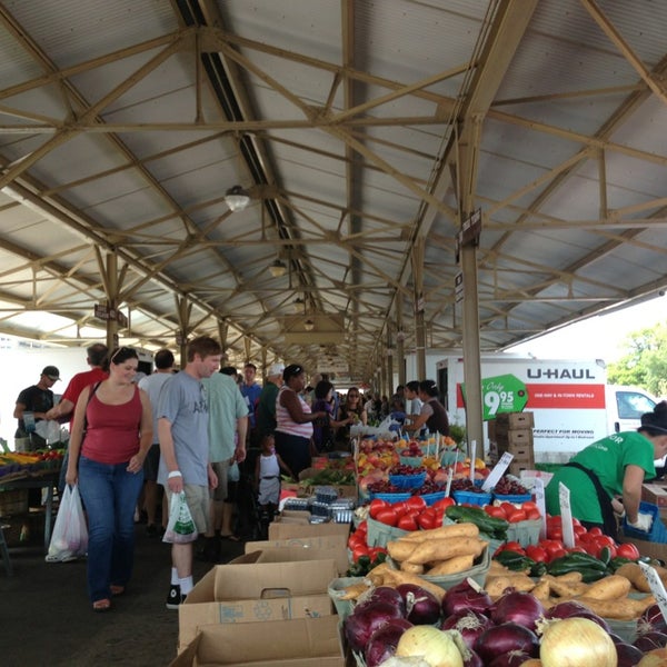 8/18/2013 tarihinde Lee T.ziyaretçi tarafından Minneapolis Farmers Market Annex'de çekilen fotoğraf