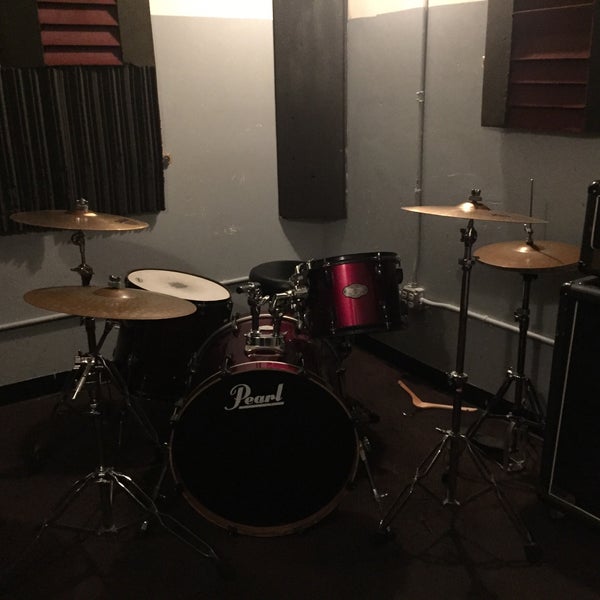 Das Foto wurde bei The Sweatshop Rehearsal &amp; Recording Studios von Andy J. am 10/5/2018 aufgenommen