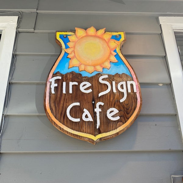 Foto scattata a Fire Sign Cafe da Catherine il 6/23/2021